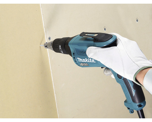 Makita Trockenbauschrauber im Einsatz an einer Wand