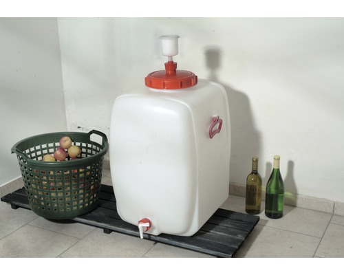 Kunststoffbehälter mit Gärspund, Ablasshahn und einem Korb Äpfel