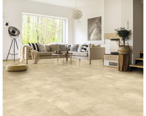 Helles Wohnzimmer mit Fliesenboden, Sofa und Fenster