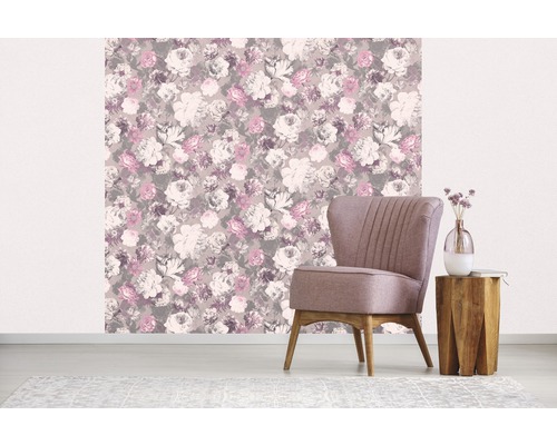 Dekoratives Interieur mit Blumentapete, Sessel und Beistelltisch.