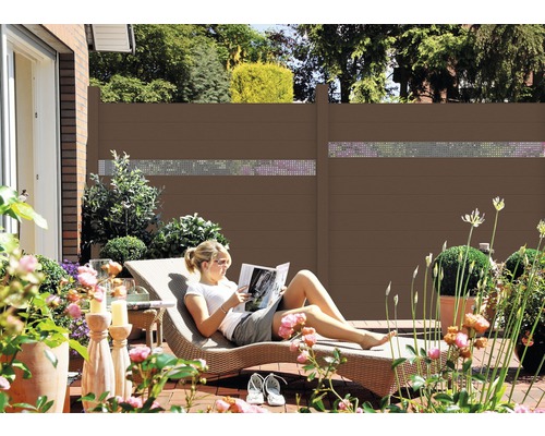 Terrasse mit Sichtschutzzaun und entspannender Frau auf einer Liege