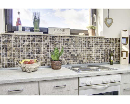 Küchenszene mit Mosaikfliesen, Obstkorb und Elektroherd