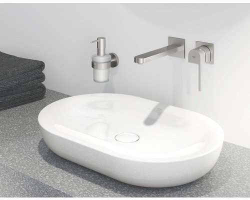 Aufsatzwaschbecken im Badezimmer mit Armatur und Seifenspender