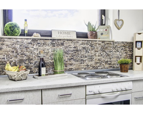 Küchenszene mit Mosaikfliesen, Obstkorb und Kochfeld