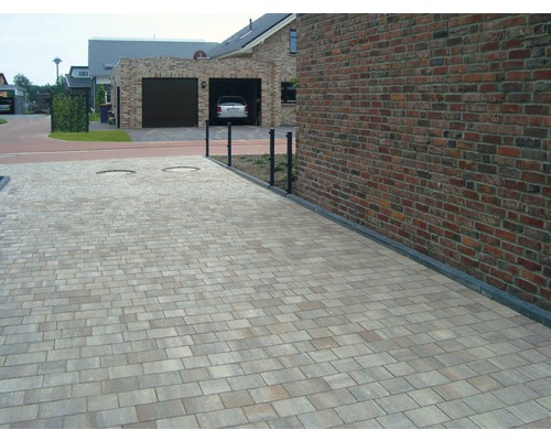 Gepflasterte Einfahrt mit Steinen