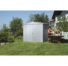 Gartenszene mit Gerätehaus, Tisch und zwei Personen