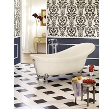 Badezimmer mit freistehender Badewanne, gemusterten Tapeten und Schachbrettfliesen