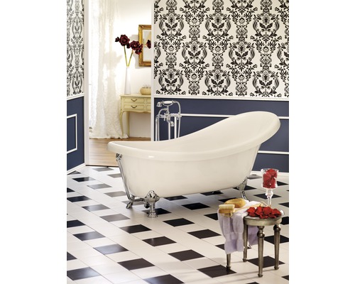 Badezimmer mit freistehender Badewanne, gemusterten Tapeten und Schachbrettfliesen