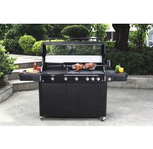 Grosser Grill mit Drehspiessfunktion, Grillgut und Ablageflächen im Aussenbereich
