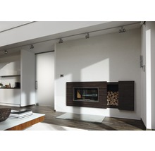 Modernes Wohnzimmer mit Kamin, Holzregal und Schiebetür