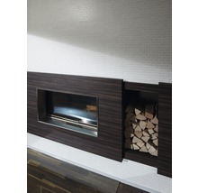 Moderner Kamin mit Holzfach und Brennholz