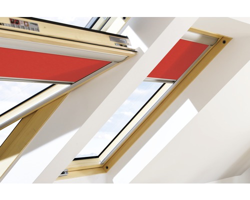 Dachfenster mit rotem Rollo zur Verdunkelung