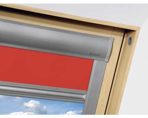 Dachfenster mit rotem Rollo und Fakro Logo