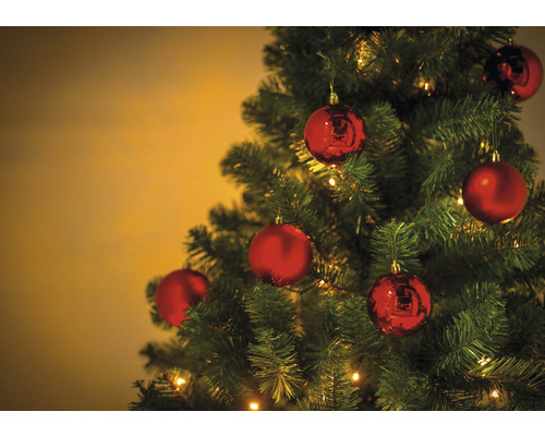 Geschmückter Christbaum mit roten Kugeln und Lichtern.