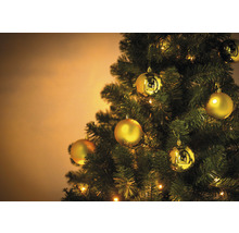 Geschmückter Christbaum mit Christbaumkugeln und Beleuchtung