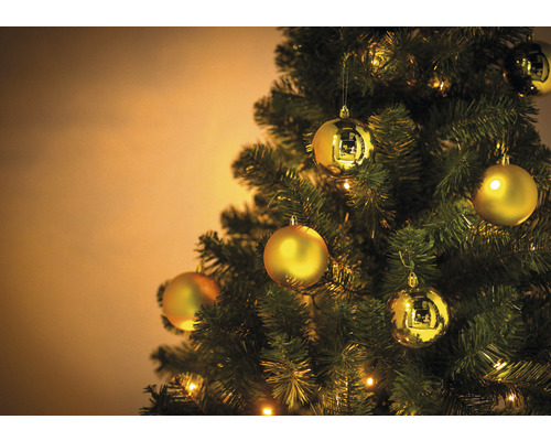 Geschmückter Christbaum mit Christbaumkugeln und Beleuchtung