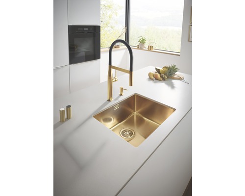 Küchenspüle aus Edelstahl mit Armatur auf einer Arbeitsplatte