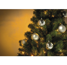 Geschmückter Christbaum mit Kugeln und Lichtern