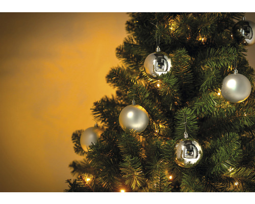 Geschmückter Christbaum mit Kugeln und Lichtern