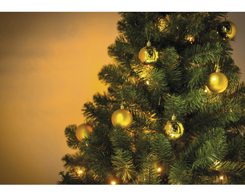 Geschmückter Weihnachtsbaum mit Kugeln und Lichtern