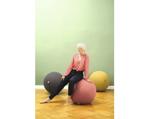 "Frau sitzt auf einem Gymnastikball aus Stoff