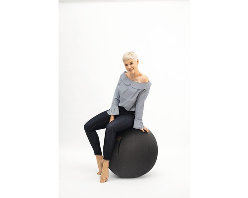 Frau sitzt auf einem Gymnastikball