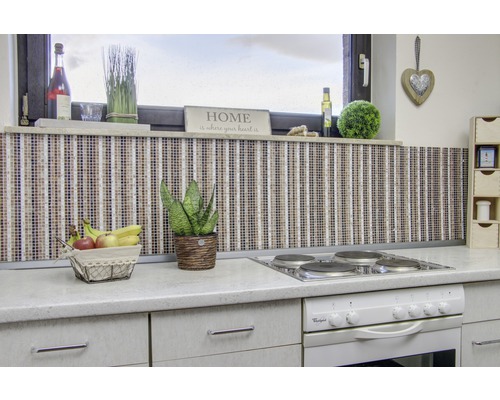 Küchenszene mit Mosaikfliesen-Wand, Obstkorb und Herd