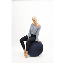 Frau sitzt auf einem Gymnastikball.