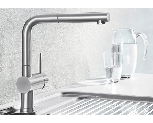 Küchenarmatur aus Edelstahl neben Spüle und Wasserkanne