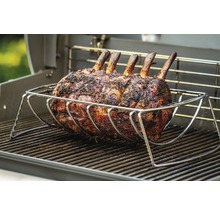 Ein Stück Braten im Grillkorb auf einem Grill.