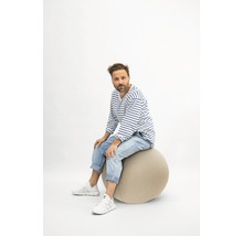 Mann sitzt auf einem Gymnastikball