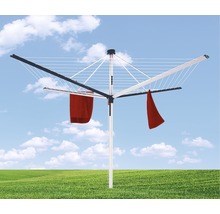 Drehwascheständer im Freien mit daran hängenden Textilien