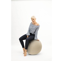 Frau sitzt auf einem Gymnastikball