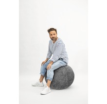 Mann sitzt auf einem grauen Sitzball