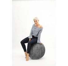 Frau sitzt auf einem grauen Sitzball