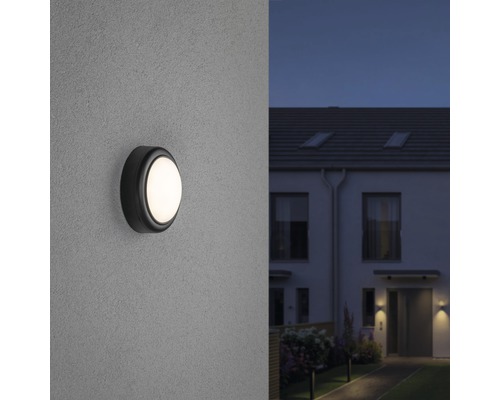 Runde Wandleuchte an einer Hauswand