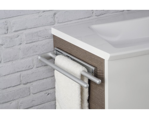 Handtuchhalter mit zwei Stangen an einem Waschtisch mit Handtuch