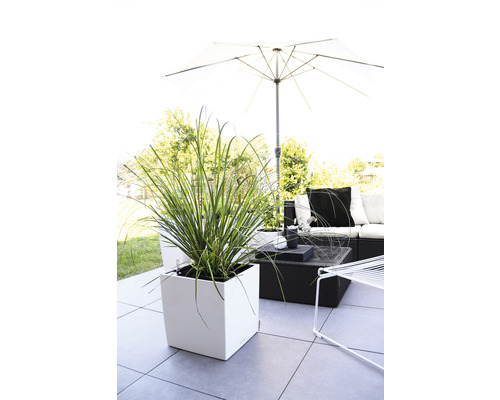 Terrassenszene mit Pflanzgefäß, Sitzgruppe und Sonnenschirm für den Außenbereich