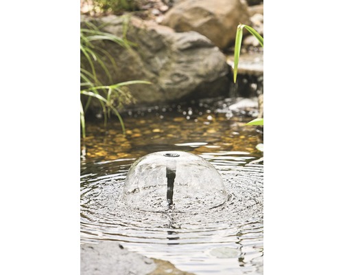 Gartenbrunnen mit Wasserfontäne in einem Teich
