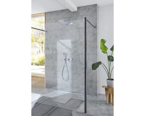 Begehbare Dusche mit Glaswand und Regendusche in einem modernen Badezimmer