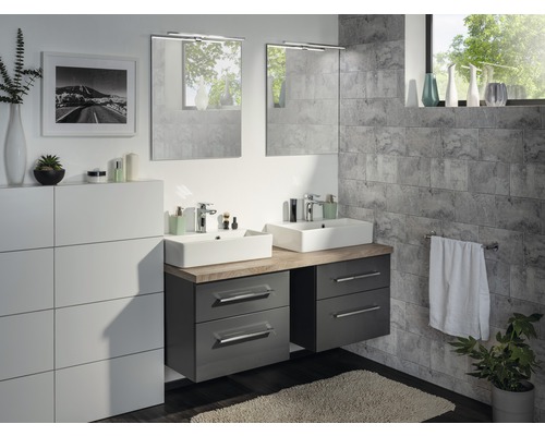 Modernes Badezimmer mit Doppelwaschbecken, Spiegeln und grauen Fliesen