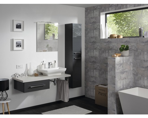 Badezimmer mit Waschbecken, Spiegel, Hängeschrank und Badewanne in modernem Design