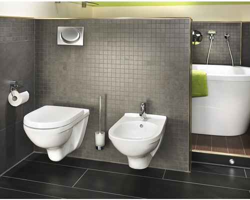 Badezimmer mit Wand-WC, Bidet und Badewanne