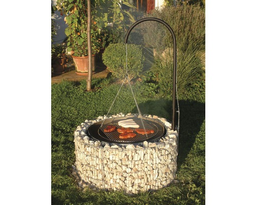 Gabionengrill mit Grillgut im Garten