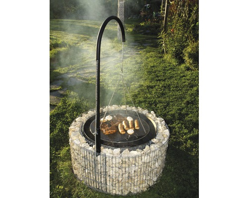 Feuerstelle mit Grillring und Gabionenkorb im Garten