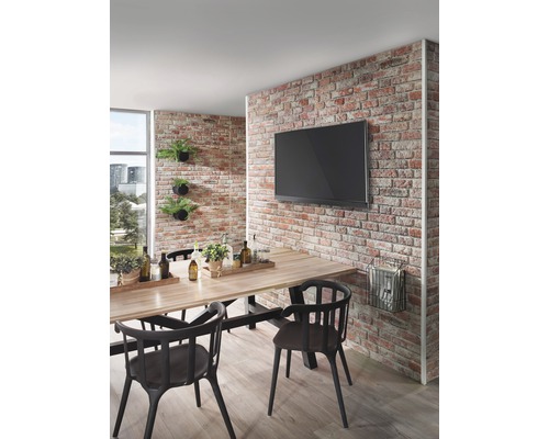 Esszimmer mit Backsteinwand, Esstisch und Fernseher
