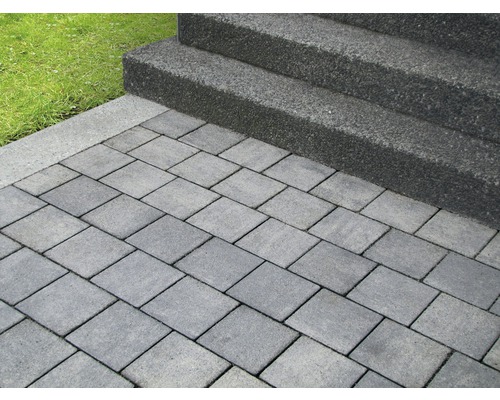 Graue Pflastersteine im Verband mit Treppenstufen