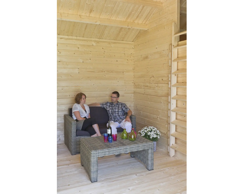 Innenraum eines Holzhauses mit Sitzgruppe und Tisch