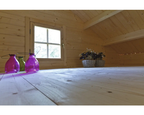Innenansicht eines Gartenhauses mit Fenster, Dekorationsflaschen und Pflanzenkörben