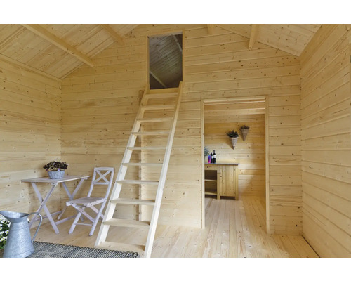 Innenansicht eines Holzhauses mit Leiter, Tisch und Stuhl